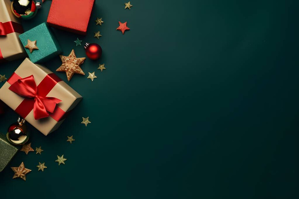 Mise en page créative faite de décoration de Noël et boîtes-cadeaux sur fond vert. Couché à plat, vue de dessus. Concept du Nouvel An. Espace de copie. - Photo, image