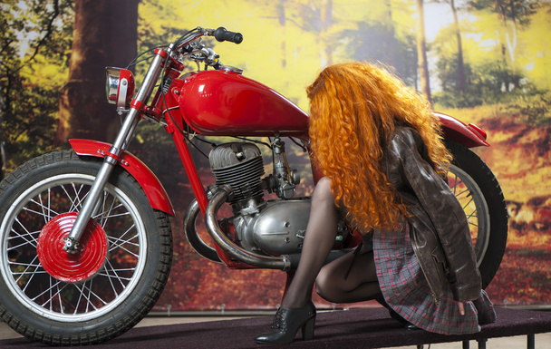 Redhad κορίτσι σε μοτοσικλέτα - Φωτογραφία, εικόνα
