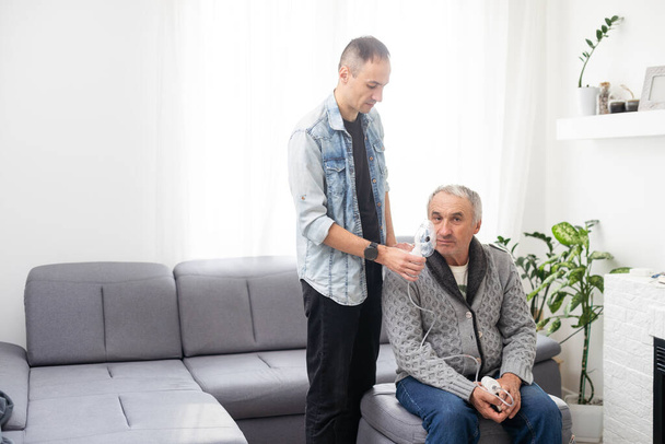 Älterer Sohn kümmert sich um kranken Vater Hochwertiges Foto - Foto, Bild