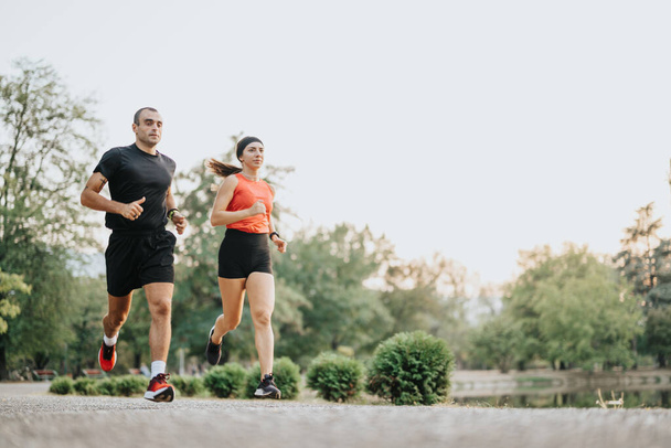 Entrenamiento Activo por la Tarde: Atletas Corriendo en el Parque para Fitness y Estilo de Vida Saludable - Foto, imagen