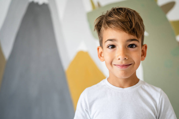 Un garçon enfant caucasien sept ans enfant à la maison portrait lumineux - Photo, image