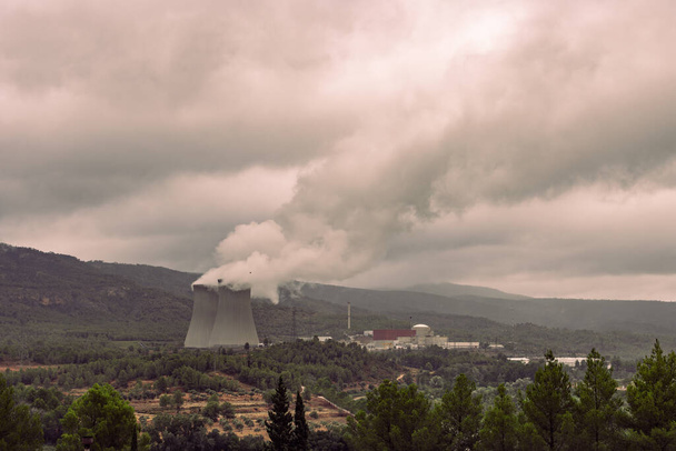 Το τυπικό ισπανικό χωριό των Κοφρεντών, με το κάστρο του στο προσκήνιο και τον πυρηνικό του σταθμό στο παρασκήνιο. Υψηλής ποιότητας φωτογραφία - Φωτογραφία, εικόνα