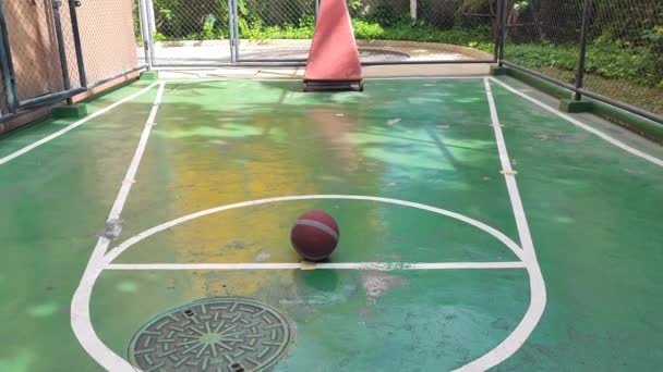 Leeres Basketballfeld auf einem Basketballkorb. - Filmmaterial, Video