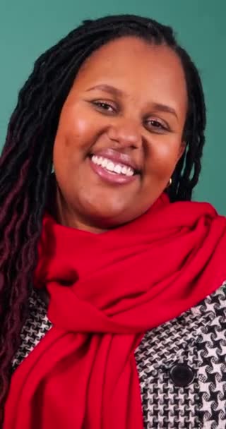Nuori nainen hymyilee ja aiheuttaa pukeutunut joulun värit, studio video Laadukas 4k kuvamateriaalia - Materiaali, video