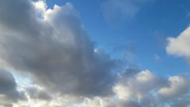Câmera do drone do lapso do tempo do ângulo alto bonito do céu azul com nuvens dramáticas moventes rápidas sobre Inglaterra Reino Unido - Filmagem, Vídeo