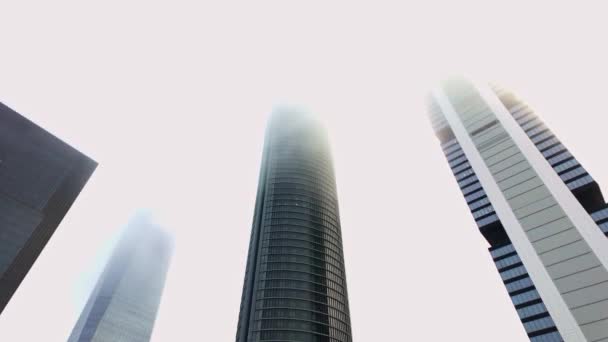 Madrids pénzügyi negyed üvegtornyokkal egy ködös napon, ami megakadályozza, hogy lássa az épületek végét. - Felvétel, videó