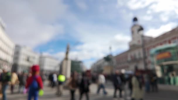 Imagen borrosa y borrosa de los turistas en la Puerta del Sol en Madrid, España - Imágenes, Vídeo