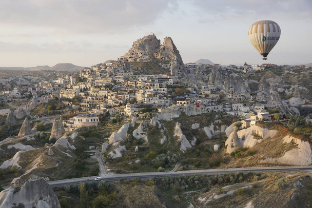Luchtballon vliegen in de lucht in Cappadocia, Turkije - Foto, afbeelding