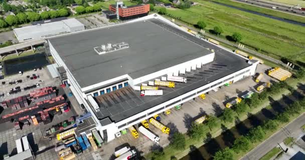 Woerden, 14 de junio de 2023, Países Bajos. Camiones de transporte del supermercado Jumbo, centro de distribución. Vista de arriba hacia abajo. - Metraje, vídeo