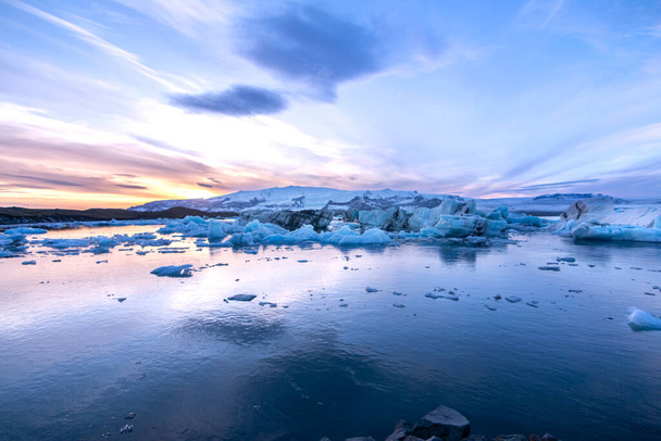 氷と岩が混沌とした風景を生み出し,至る所に線で満ちた - 写真・画像