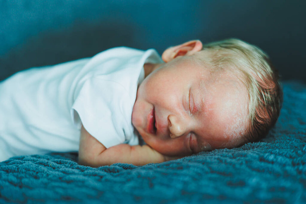 Portrét spícího dítěte. Novorozené dítě spí. Dítě v bílém bavlněném obleku - Fotografie, Obrázek