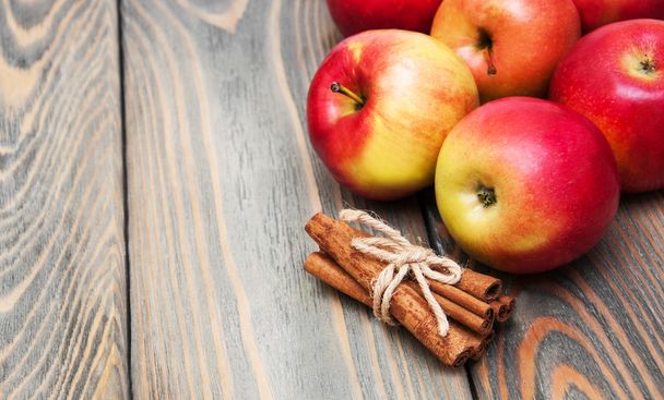 fresh red apples with cinnamon - Foto, afbeelding