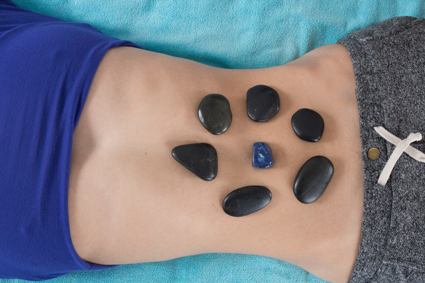 Erwachsene Frau mit Hot-Stone-Massage im Wellness-Salon - Foto, Bild