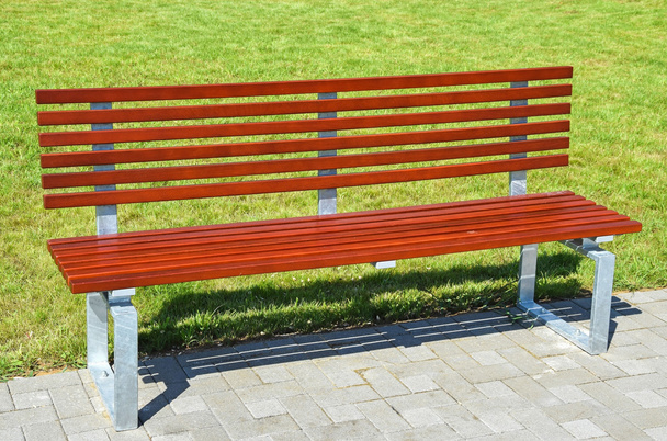 Новая скамейка в парке
 - Фото, изображение
