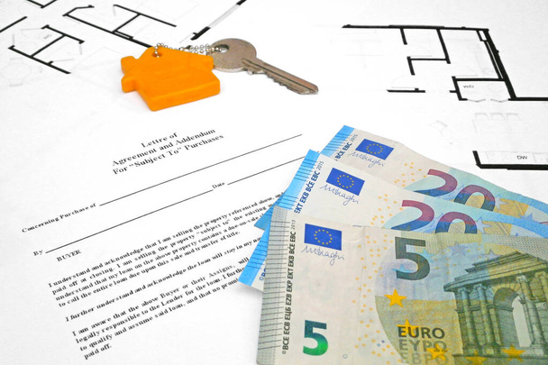 Κοντινό πλάνο σε κλείδα κατανομής και λίγα τραπεζογραμμάτια ευρώ στην κορυφή ενός γράμματος συμφωνίας και προσθήκη για τις αγορές "με την επιφύλαξη" και ορισμένα σχέδια. - Φωτογραφία, εικόνα