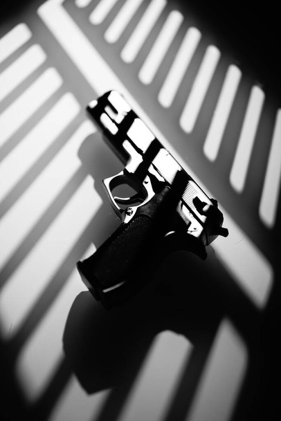 Automaattinen 9mm pistooli ase rikos trilleri kirja kansikuva. - Valokuva, kuva
