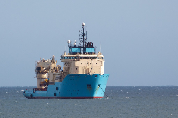 Блакитний корабель у морі
 - Фото, зображення