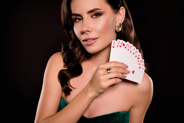 Kuva tyylikäs nainen pokerinpelaaja voittaa tehdä flash royal yhdistelmä tumma väri tausta. - Valokuva, kuva