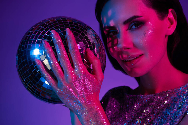 Şık ve zarif bayanın fotoğrafı neon efektli fütürist partide Vogue Noeli 'ni kutladı. - Fotoğraf, Görsel