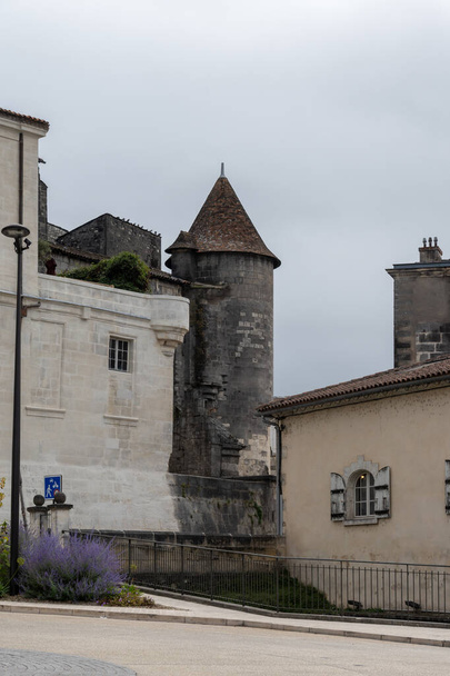 Vue sur les vieilles rues et maisons du Cognac région viticole blanche, région Charente, marche en ville Cognac avec forte industrie de distillation des spiritueux, Grand Champagne, France - Photo, image