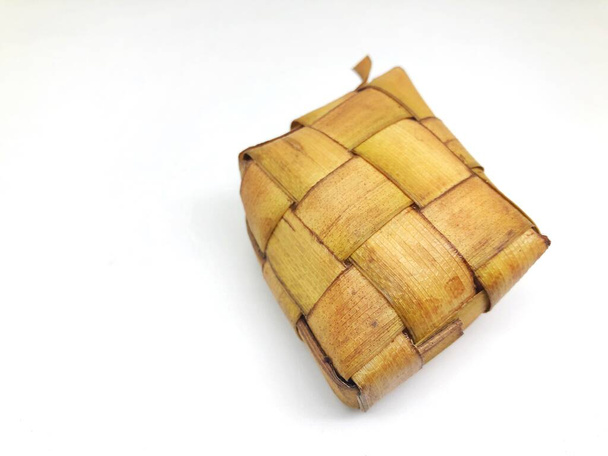 Ketupat maduro aislado en blanco - Foto, imagen