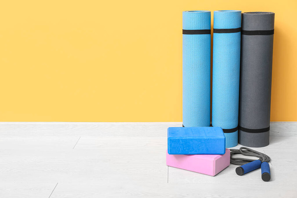 Yoga mats, blocks and skipping rope on floor in gym, κοντινό πλάνο - Φωτογραφία, εικόνα