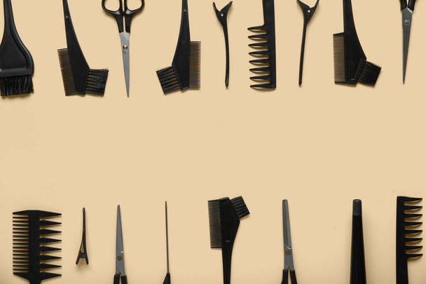 Set di strumenti da parrucchiere su sfondo beige - Foto, immagini