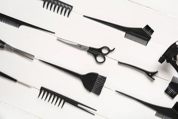 Set di strumenti da parrucchiere su sfondo bianco in legno - Foto, immagini