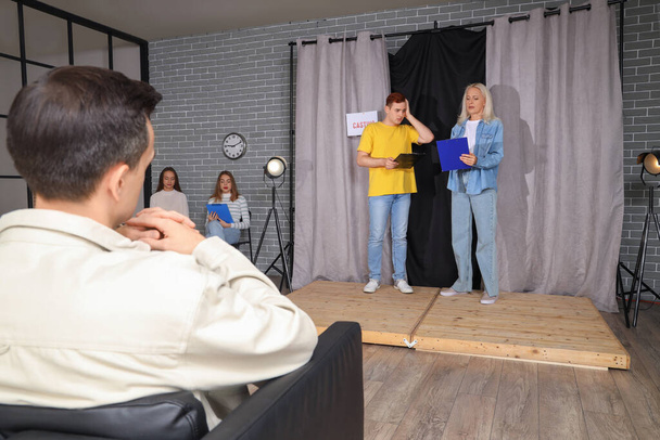 Attori casting con produttore in sala audizioni - Foto, immagini