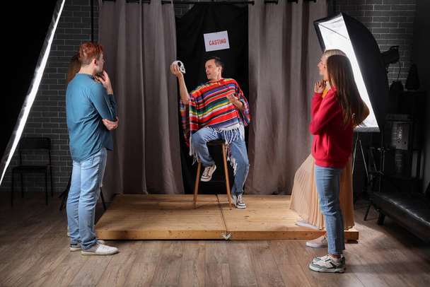 Schauspieler-Casting auf der Bühne im Vorspielraum - Foto, Bild
