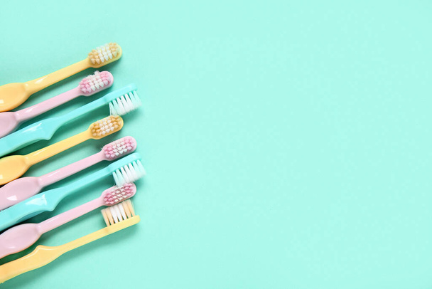 Escovas de dentes plásticas coloridas no fundo da cor. - Foto, Imagem