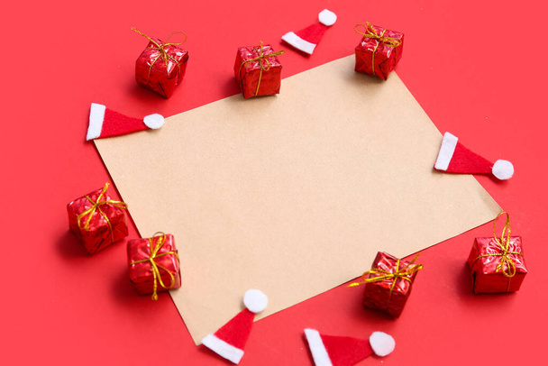 Schöne Komposition mit leerer Weihnachtskarte auf rotem Hintergrund - Foto, Bild