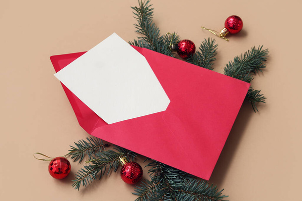 Kaunis koostumus joulukortilla ruskealla taustalla - Valokuva, kuva