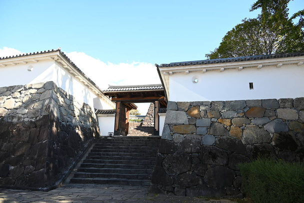  Castillo de Kofu (ciudad de Kofu, prefectura de Yamanashi), uno de los 100 castillos famosos de Japón, fue construido a finales del siglo XVI, y las ruinas del castillo están ahora abiertas al público como Parque del Castillo de Maizuru. - Foto, imagen