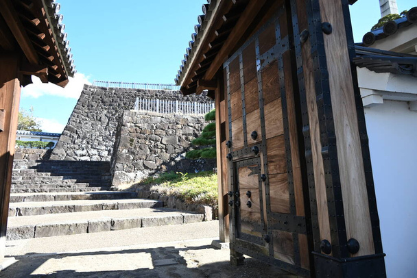  Die Burg Kofu (Stadt Kofu, Präfektur Yamanashi), eine der 100 berühmtesten Burgen Japans, wurde Ende des 16. Jahrhunderts erbaut, und die Burgruinen sind heute als Maizuru-Schlosspark für die Öffentlichkeit zugänglich.. - Foto, Bild