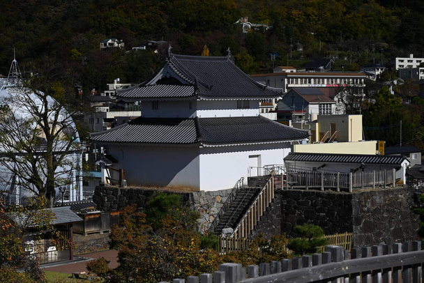  Die Burg Kofu (Stadt Kofu, Präfektur Yamanashi), eine der 100 berühmtesten Burgen Japans, wurde Ende des 16. Jahrhunderts erbaut, und die Burgruinen sind heute als Maizuru-Schlosspark für die Öffentlichkeit zugänglich.. - Foto, Bild
