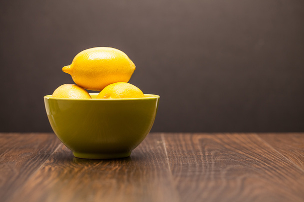 Fresh lemons on plate - Φωτογραφία, εικόνα