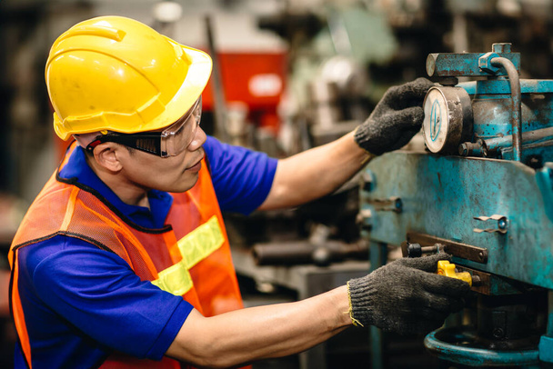 Inżynier frezowania technik męski pracownik Azjatycki chiński ręczna umiejętność pracy w przemyśle ciężkim sterowania maszyny metalowej tokarki - Zdjęcie, obraz