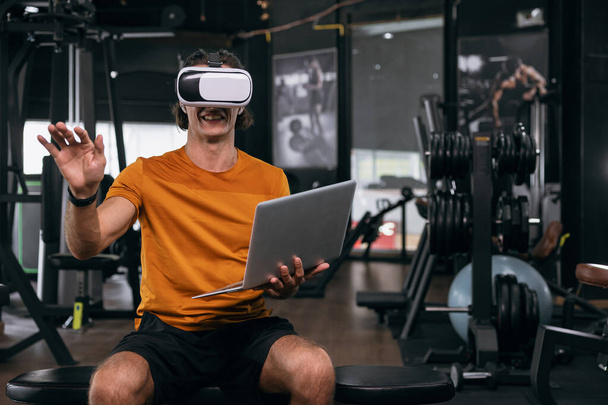 Sport männlich mit VR-Headset fortschrittliche visuelle Technologie üben lernen Körper Fitness - Foto, Bild