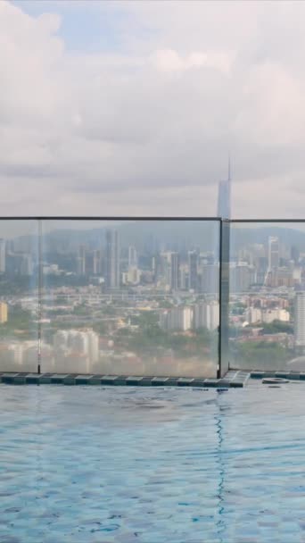 viaggio donna nuoto in piscina a sfioro sul tetto sopra skyline della città  - Filmati, video