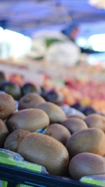  вибір свіжих фруктів на ринку  - Кадри, відео
