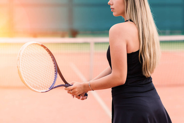 テニス大会。クレイテニスコートの女子選手 - 写真・画像
