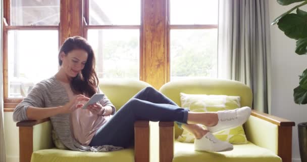 Handy, zu Hause entspannen und glückliche Frau tippt Online-Dating-App, Website-Suche oder Kontakt mit Benutzer des sozialen Netzwerks. Glück, Smartphone-Anwendung und Person, die SMS auf Sofa-Sessel liest. - Filmmaterial, Video