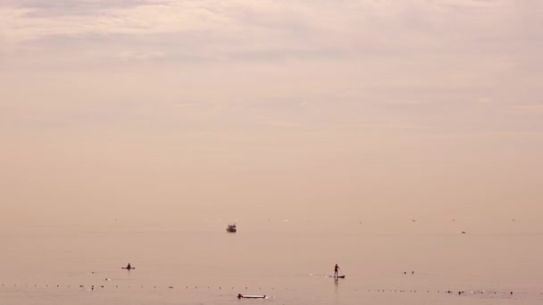 łódki i ludzie na deskach SUP, letnie wakacje w Turcji, Antalya, plaża Konyaalti - Materiał filmowy, wideo