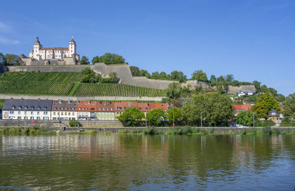 Die Festung Marienberg in Würzburg, eine Stadt im fränkischen Bayern in Deutschland zur Sommerzeit - Foto, Bild
