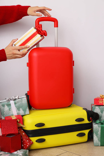 Twee koffers met nieuwjaarscadeaus op een lichte achtergrond - Foto, afbeelding