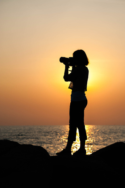 Seascape fotograf žena při západu slunce - Fotografie, Obrázek