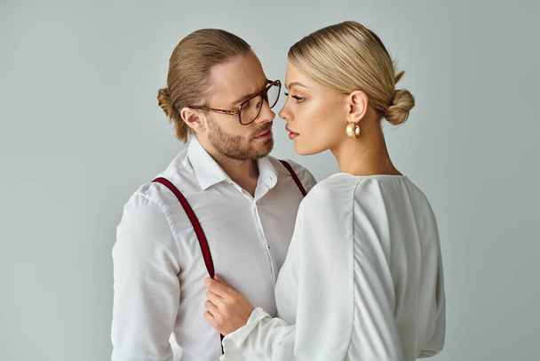 σέξι όμορφο ζευγάρι σε κομψή ενδυμασία ετοιμάζεται να φιλήσει με αγάπη, ενώ στο γραφείο, υπόθεση εργασίας - Φωτογραφία, εικόνα