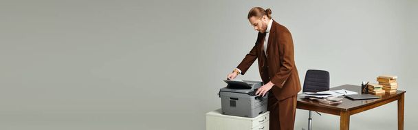 bel homme avec barbe et cheveux recueillis dans une veste élégante travaillant avec machine à copier, bannière - Photo, image
