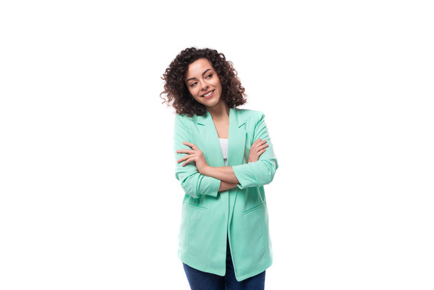 biały młody lider kobieta z kręcone czarny włosy ubrany w biuro niebieski kurtka. - Zdjęcie, obraz